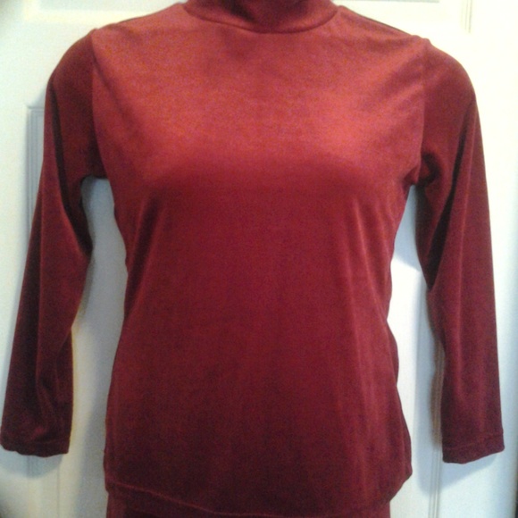 Red skirt and top - Picture 3 of 5